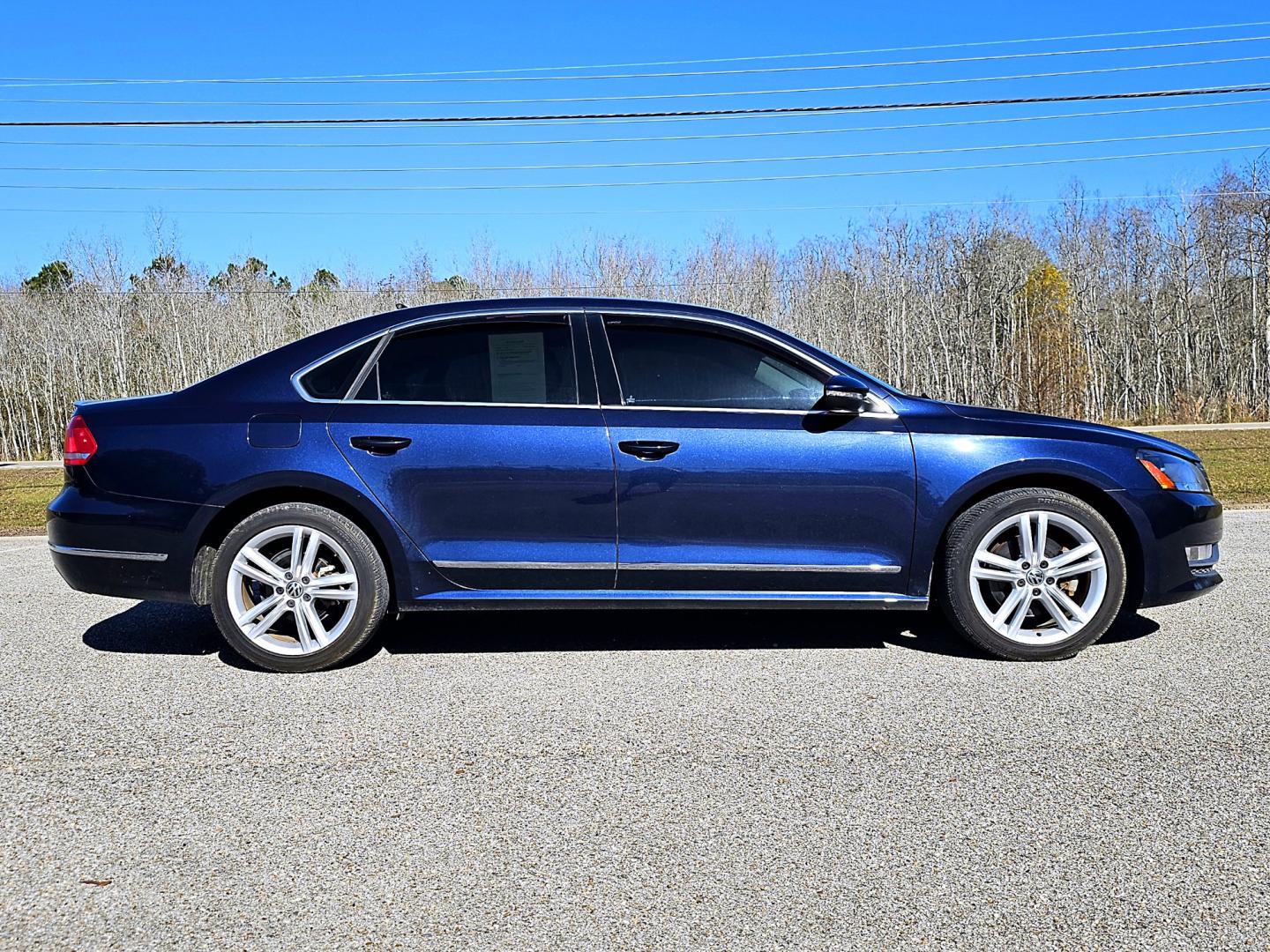 2012 Navy Blue Volkswagen Passat 2.0L TDI SE AT (1VWCN7A37CC) with an 2.0L L4 DIESEL engine, 6-Speed Automatic transmission, located at 18001 Kellogg Rd, Saucier, MS, 39574, (228) 832-1441, 39.421459, -76.641457 - Photo#4